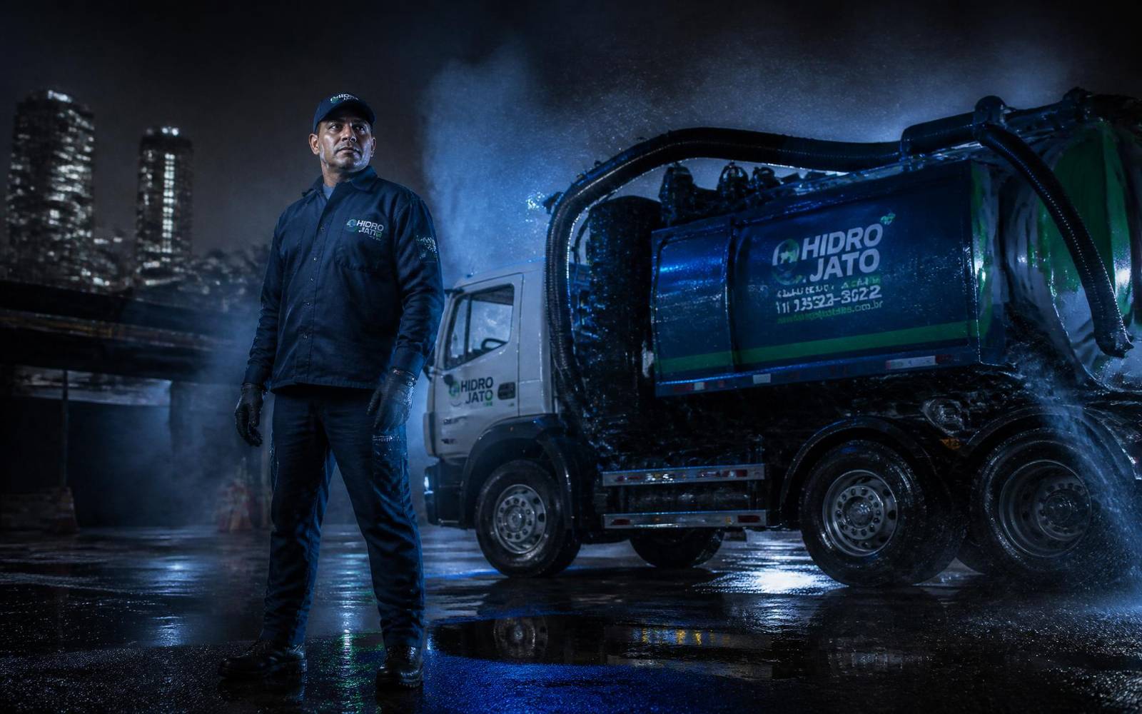 Técnico HidroBru com caminhão de hidrojateamento em São Paulo
